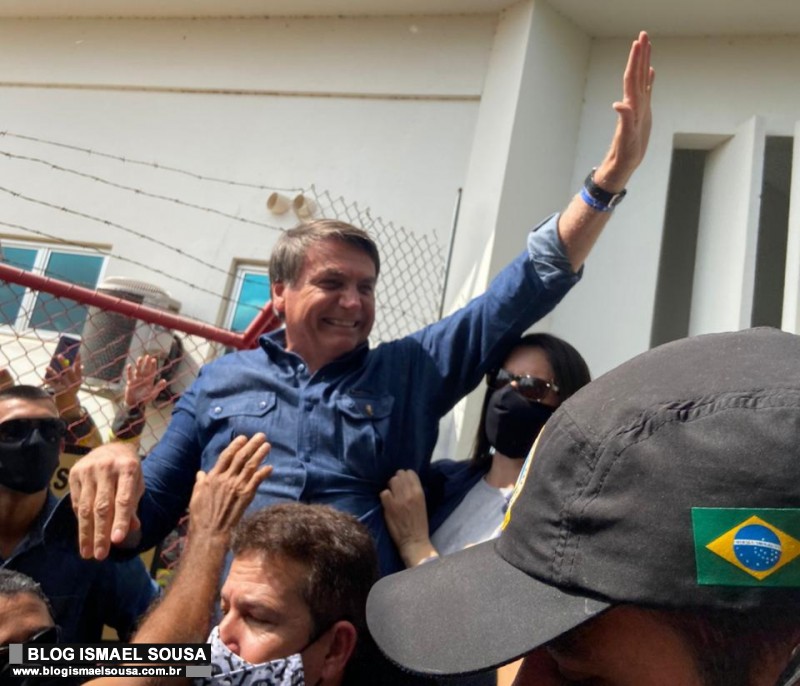 Bolsonaro Ã© recebido com festa em MossorÃ³