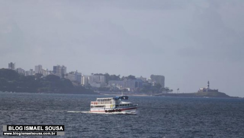 Lancha naufraga com cerca de 130 pessoas a bordo na Grande Salvador