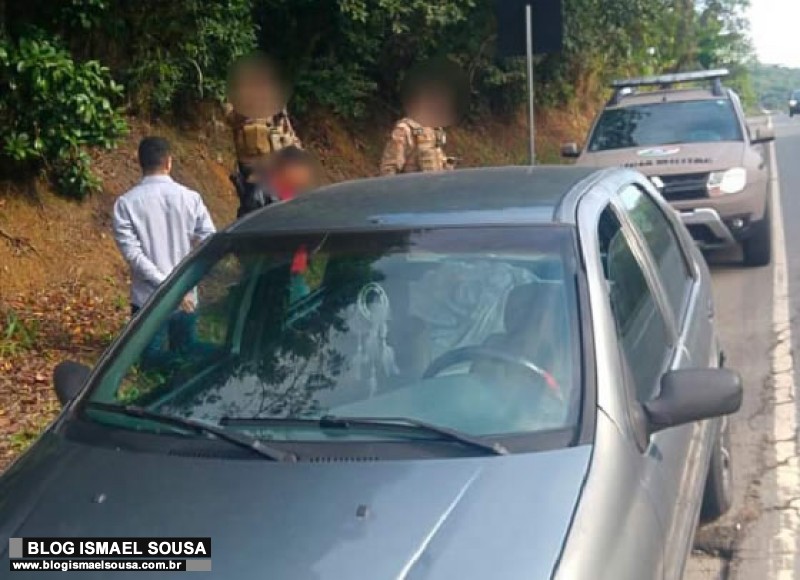 LadrÃ£o de residÃªncia Ã© assaltado por dois criminosos em um automÃ³vel