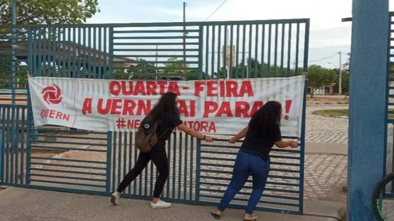 Professores da UERN se reúnem para discutir indicativo de greve