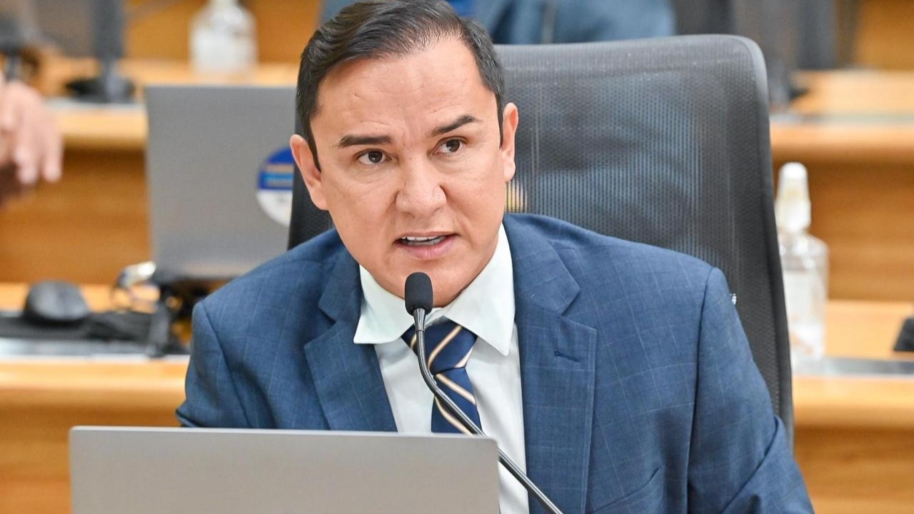 Neilton apresenta requerimentos em defesa da educação e da infraestrutura em Mossoró