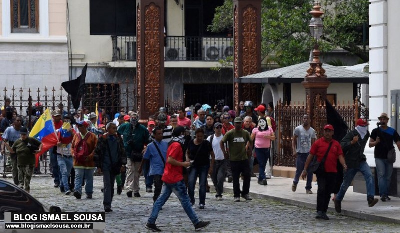 MilÃ­cias de Maduro invadem parlamento venezuelano e atacam deputados de oposiÃ§Ã£o