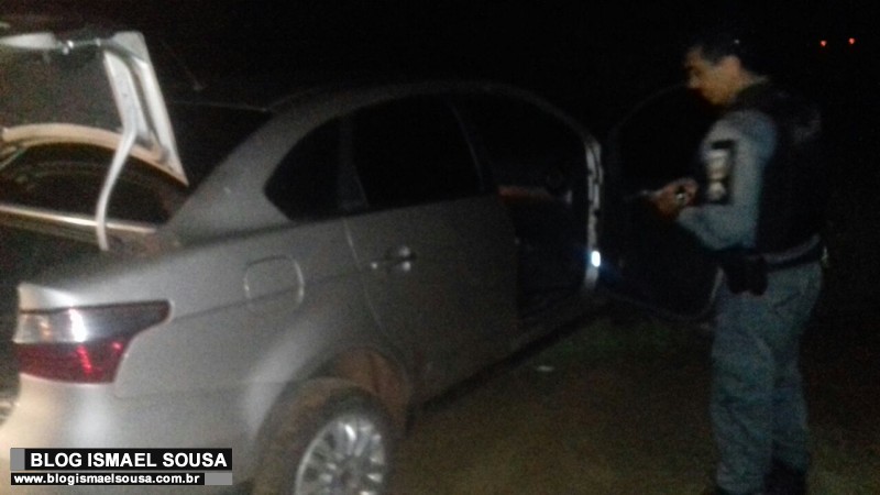 Elementos abandonam carro apÃ³s serem perseguidos por PMs na avenida da Uern