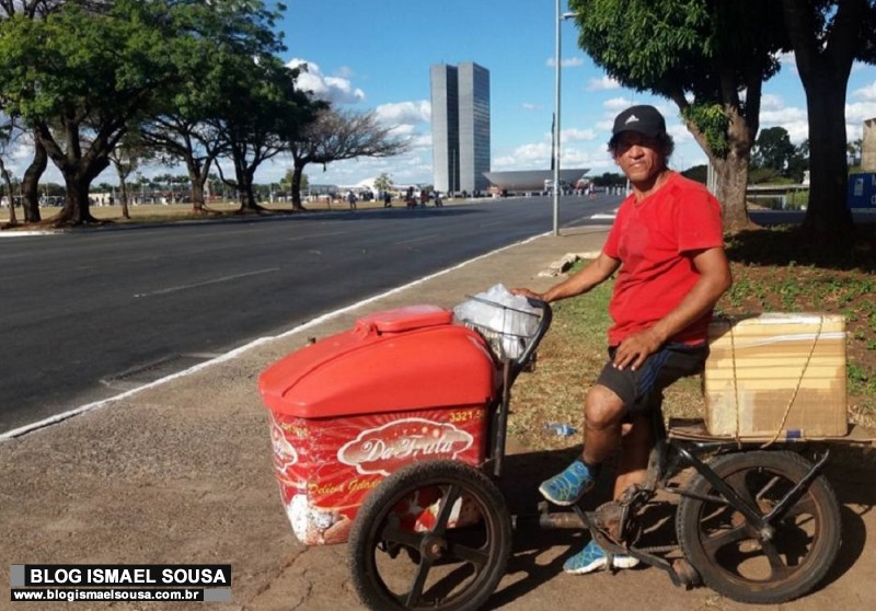Em BrasÃ­lia, vendedores ambulantes protestam pela falta de protesto na Esplanada