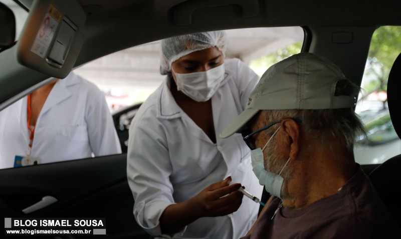 Vacinação reduz pela metade morte entre idosos com mais de 80 anos