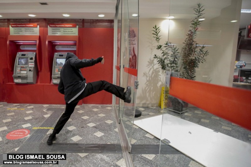 Violência da extrema esquerda fortalece imagem de Bolsonaro