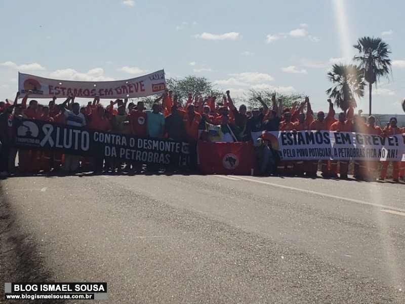 Petroleiros e MST interditam BR-110 em MossorÃ³ na manhÃ£ desta quarta