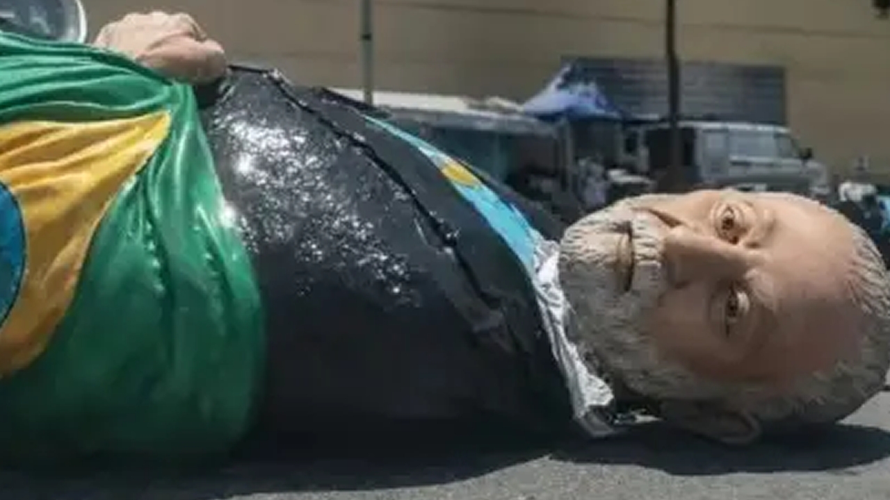Auxiliares de Lula colocam na conta de Janja tragédia carnavalesca na Sapucaí 