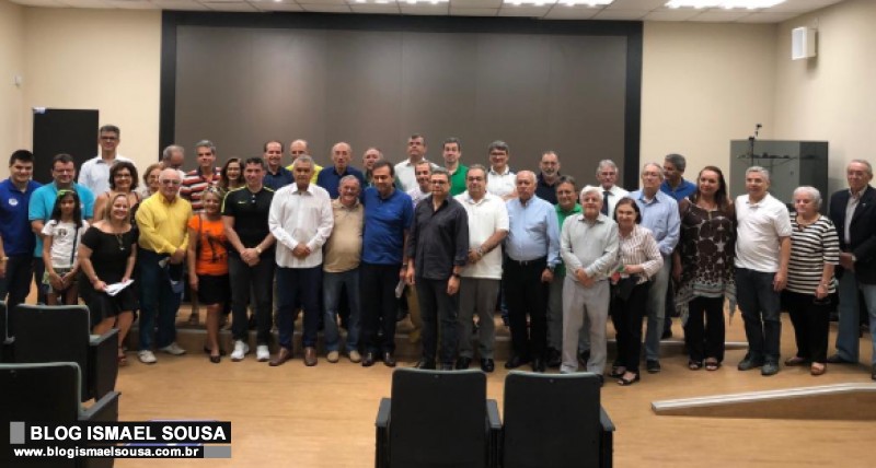 MÃ©dicos declaram apoio a Carlos Eduardo