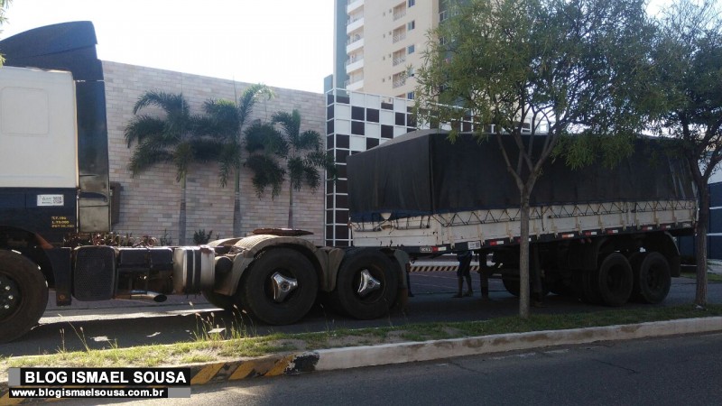 Carreta se solta de cavalinho e deixa trÃ¢nsito complicado na Avenida JoÃ£o da EscÃ³ssia