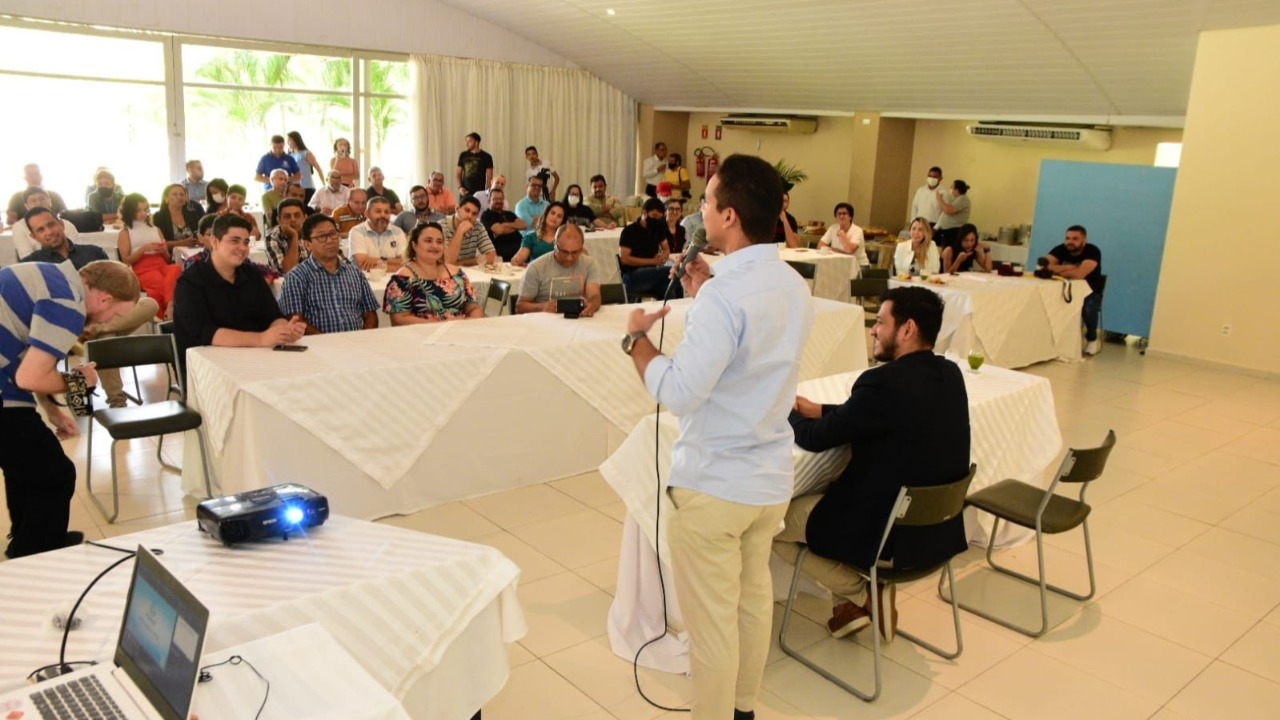 Allyson faz balanço de ações em café da manhã com a imprensa