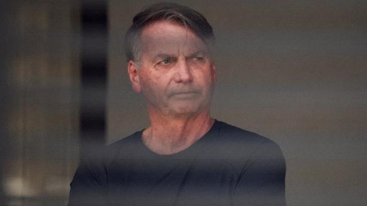 PF pede a Moraes policiais dentro da casa de Bolsonaro para evitar fuga