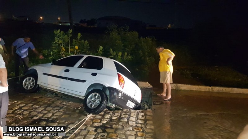 Carro quase Ã© engolido por cratera no Conjunto Vingt Rosado