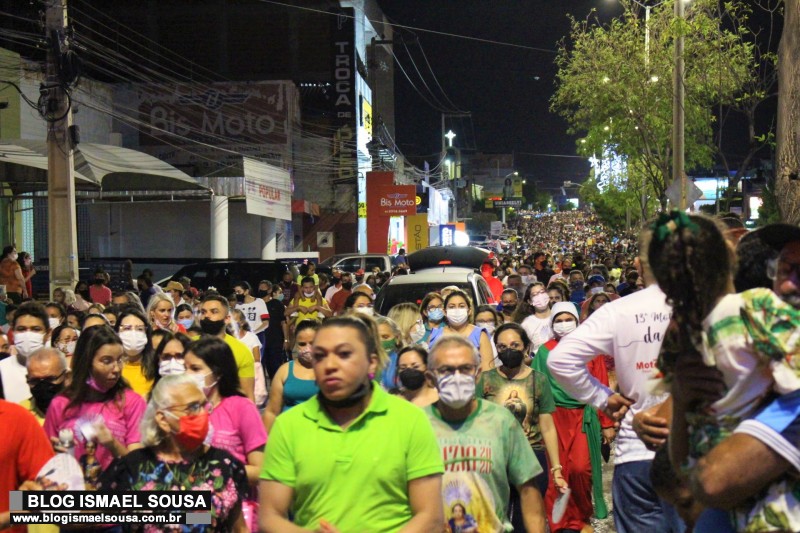 Formato tradicional de procissão de Santa Luzia é retomado com milhares de fiéis nas ruas de Mossoró