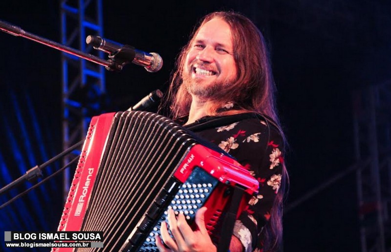 Dorgival Dantas se apresenta no adro da Catedral de Santa Luzia