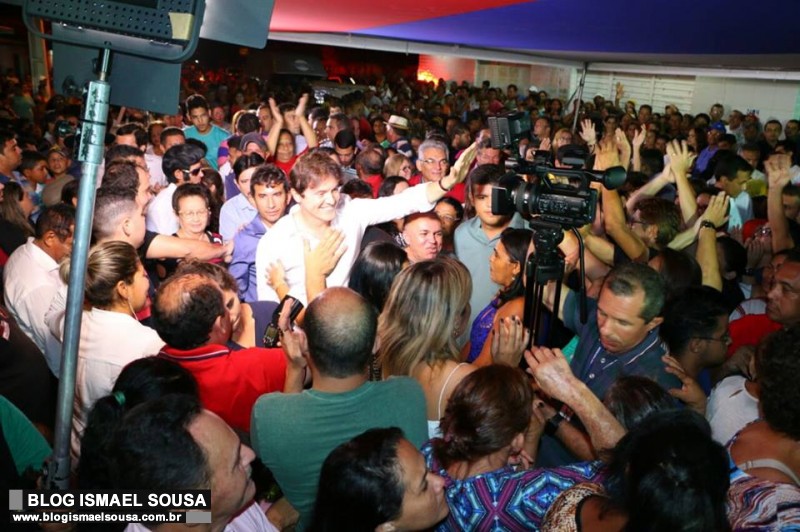 Governador apela para uso de claques para aumentar a sua popularidade em MossorÃ³