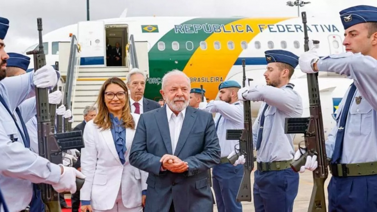 Enquanto emissoras brasileiras escondem, TV Portuguesa critica grande comitiva de Lula