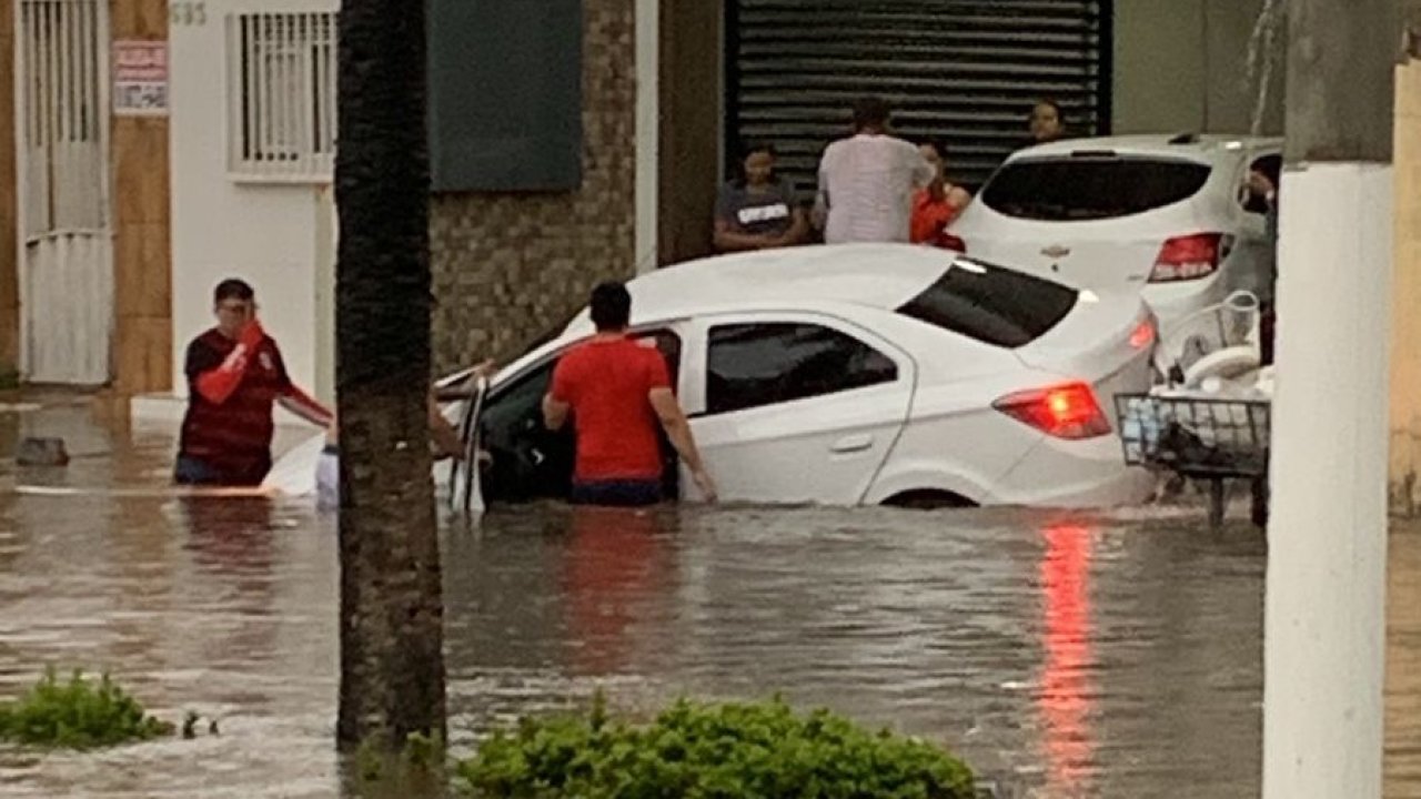 Chuva forte causa alagamentos e deixa trânsito caótico em Mossoró