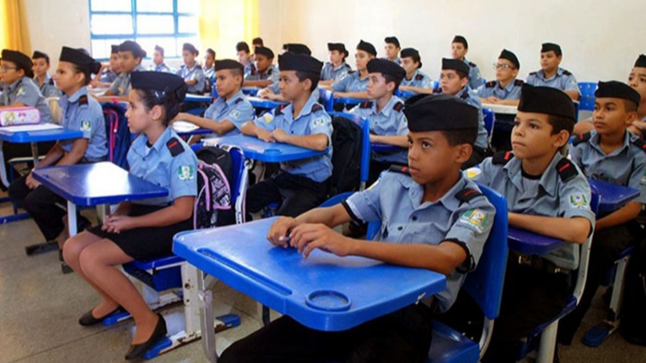 Equipe da transição deve sugerir a Lula que revogue programa de escolas cívico-militares