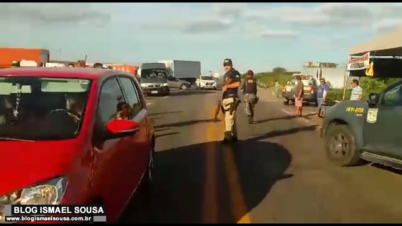 PRF e ForÃ§a Nacional encerram paralisaÃ§Ã£o de caminhoneiros na BR-304, em AssÃº