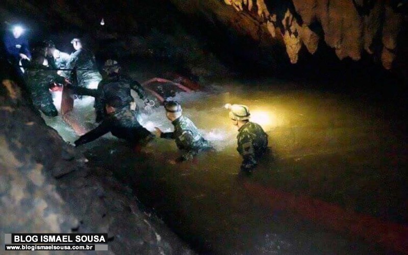 TailÃ¢ndia conclui resgate dos 12 meninos e treinador presos em caverna