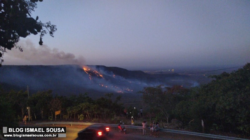 IncÃªndio na Serra de Portalegre mobiliza equipes dos Bombeiros