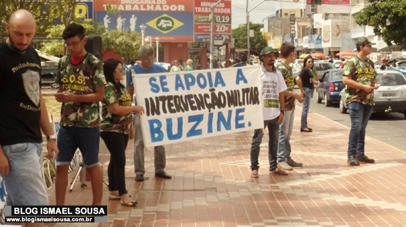 Ato na PraÃ§a do Pax defende general MourÃ£o e intervenÃ§Ã£o militar no paÃ­s 