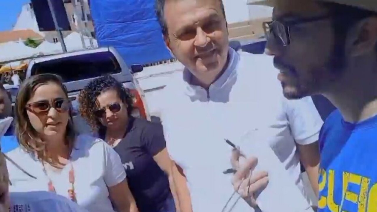 Carlos Eduardo fica irritado com pergunta de blogueiro em Caicó