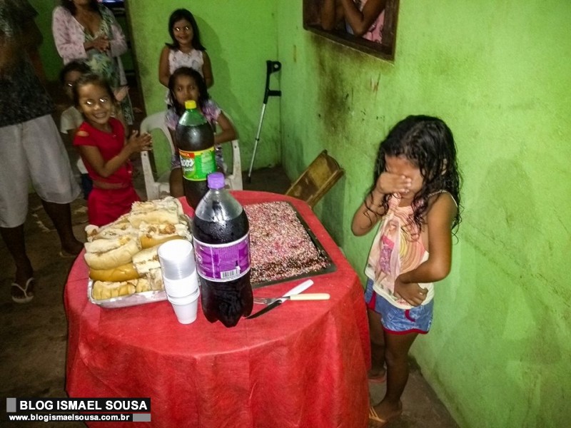 Garota se emociona ao ganhar bolo de aniversÃ¡rio e agradece carinho das redes