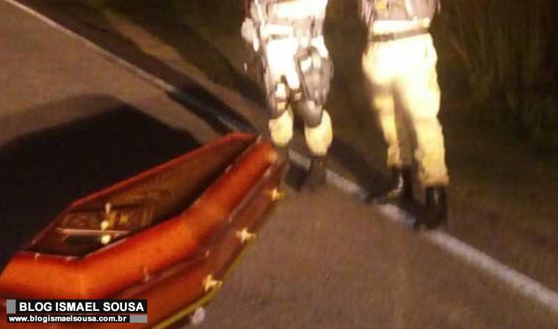 CaixÃ£o cai de carro funerÃ¡rio e motorista vai embora deixando corpo para trÃ¡s