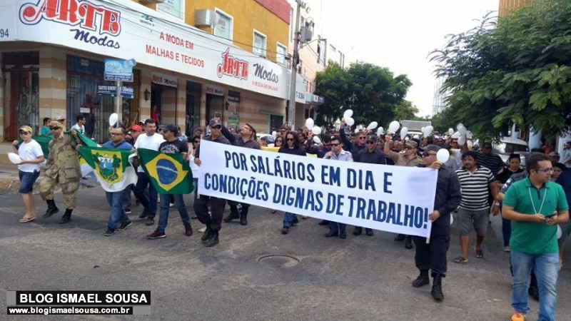 Mossoroenses vÃ£o Ã s ruas em defensa dos policiais e bombeiros do RN