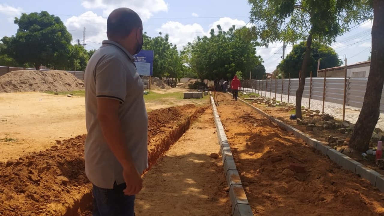 Edson Carlos acompanha início das obras da praça do Bom Jesus: "um sonho de 40 anos"