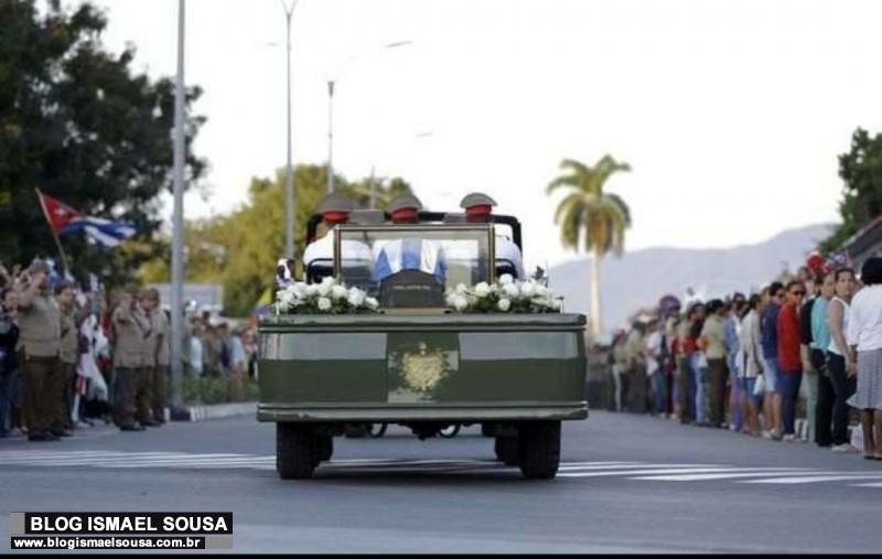 Cubanos ficam de costas durante enterro do ditador Fidel Castro