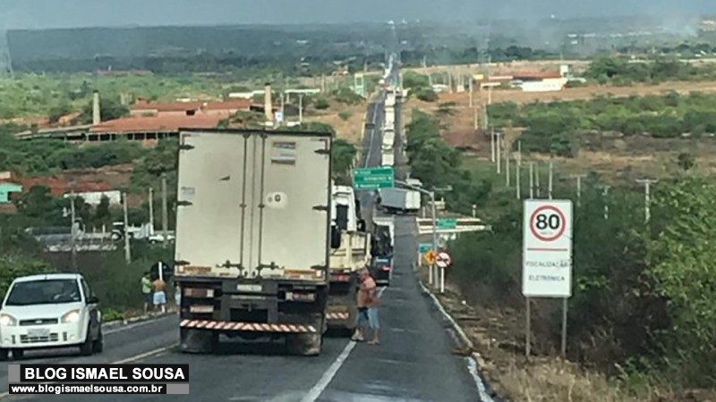 Queda de torre de transmissÃ£o de energia em Assu deixa trÃ¢nsito parado na BR-304