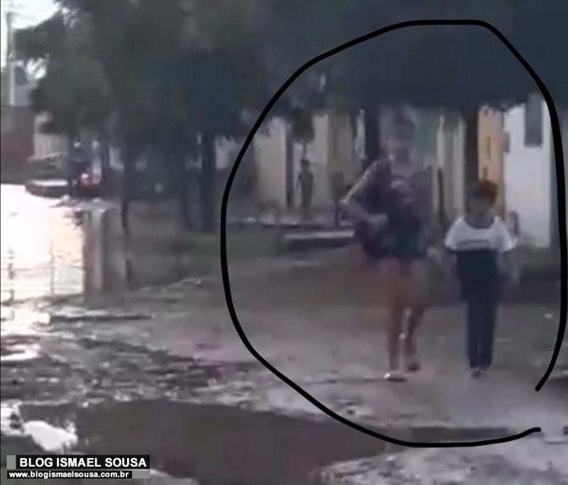 Alunos enfrentam a lama para chegar atÃ© a escola em MossorÃ³
