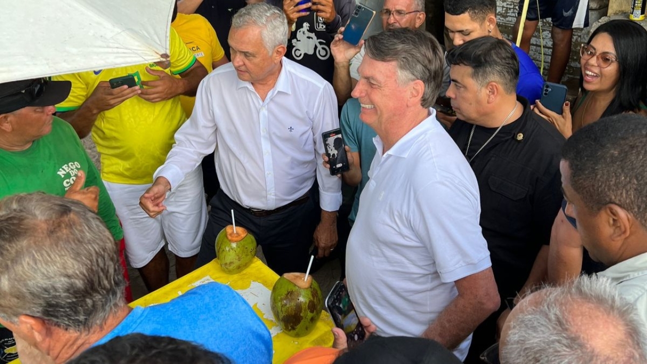 Bolsonaro visita Praia de Ponta Negra e toma água de coco com apoiadores