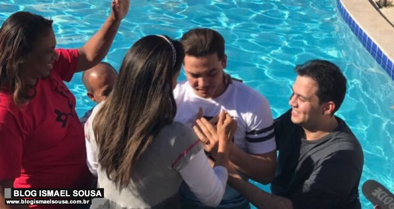 Wesley SafadÃ£o agora Ã© evangÃ©lico