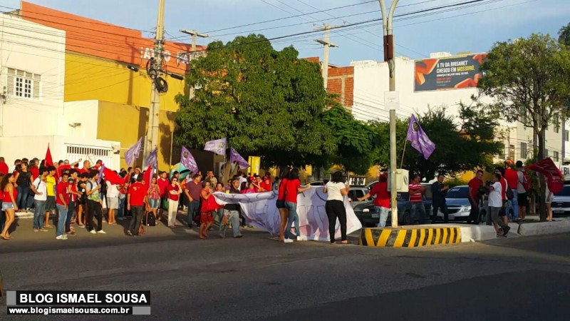 Movimentos de esquerda fazem protesto contra prisÃ£o de Lula em MossorÃ³