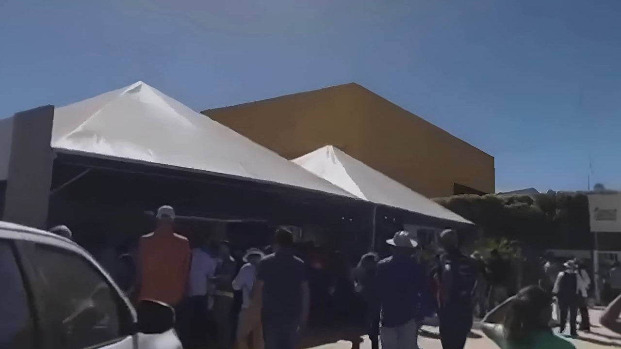Lula é alvo de protestos em evento na Bahia