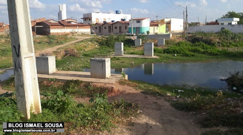 MÃ£e precisa atravessar rio todos os dias para levar filho Ã  escola em MossorÃ³