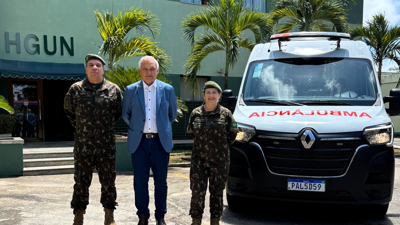 General Girão entrega duas ambulâncias ao Hospital da Guarnição de Natal