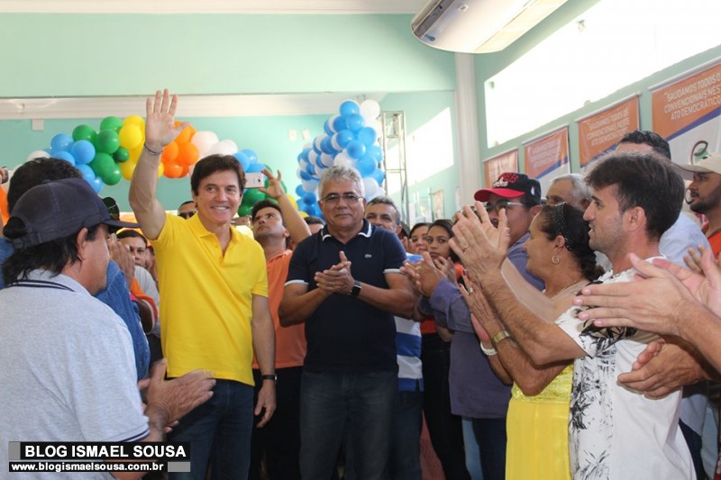 TiÃ£o e Robinson mostram alinhamento polÃ­tico durante evento em BaraÃºna