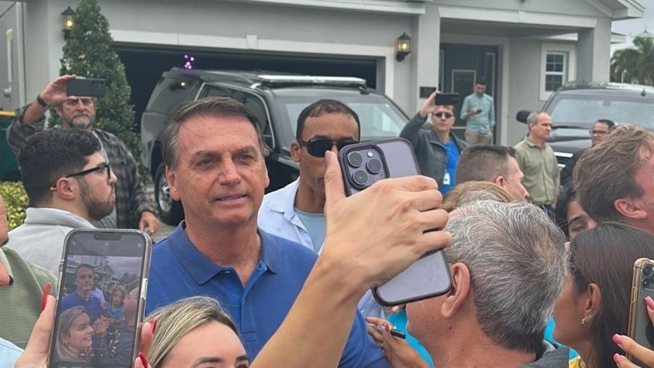 Bolsonaro planeja retorno nas próximas semanas para liderar a oposição e a direita no Brasil