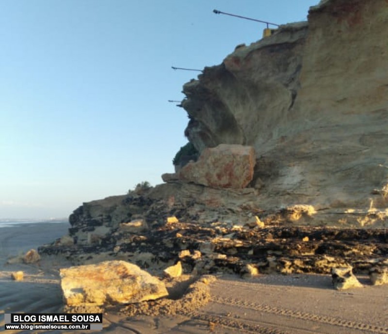 Perigo: Parte da famosa "Pedra do ChapÃ©u" desaba em Tibau-RN