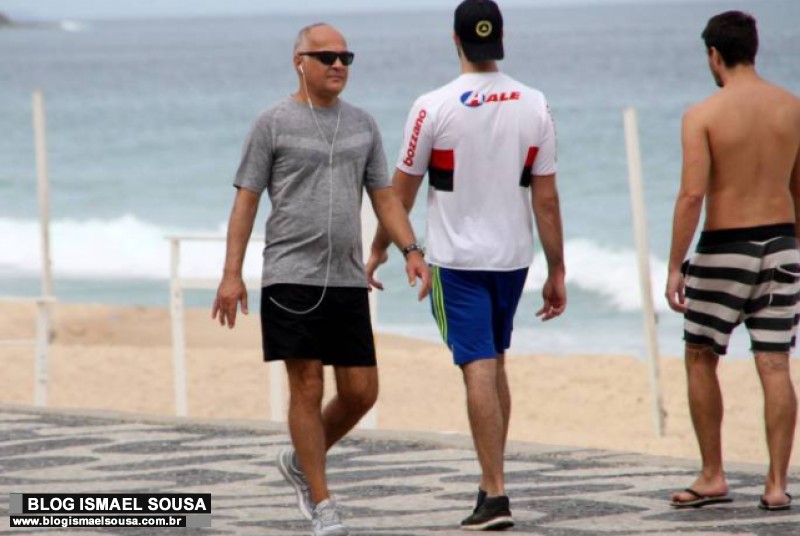 Diretor da Globo caminha na praia enquanto emissora manda vocÃª ficar em casa