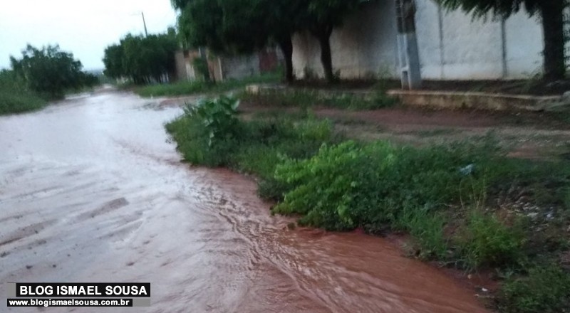 Moradores reclamam de lamaÃ§al em rua do bairro Alameda dos Cajueiros