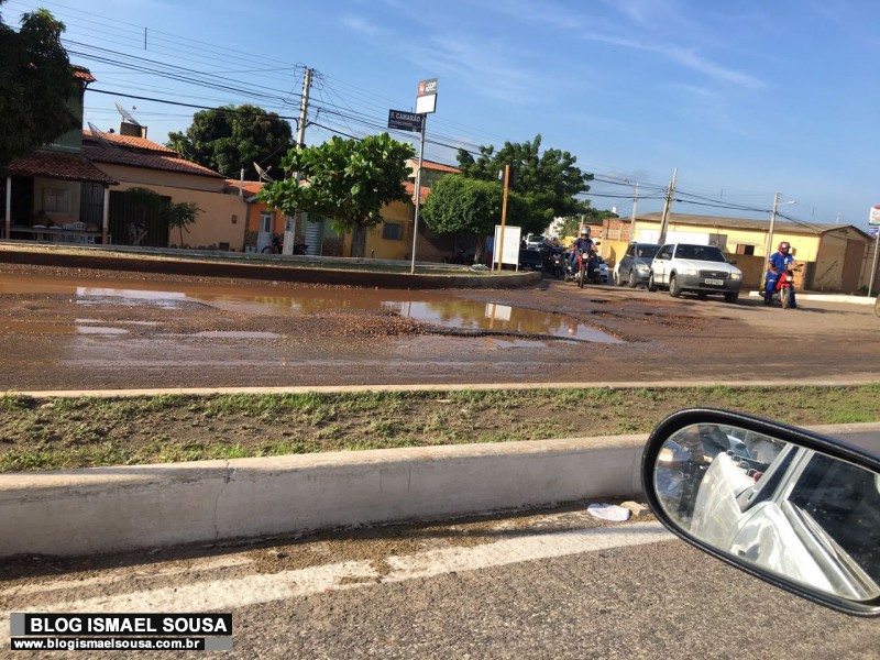 Cratera na Avenida Felipe CamarÃ£o vira "piscinÃ£o" e prejudica trÃ¢nsito no bairro Aeroporto