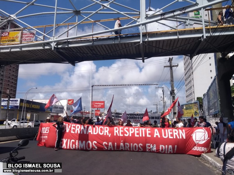 Servidores pÃºblicos protestam em frente a convenÃ§Ã£o de Robinson