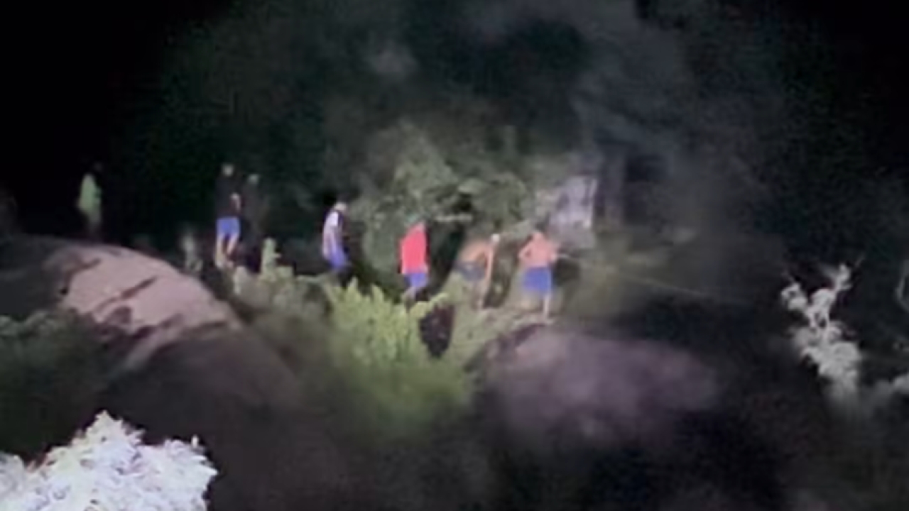  Populares se unem aos bombeiros e resgatam adolescentes ilhados em Lajes