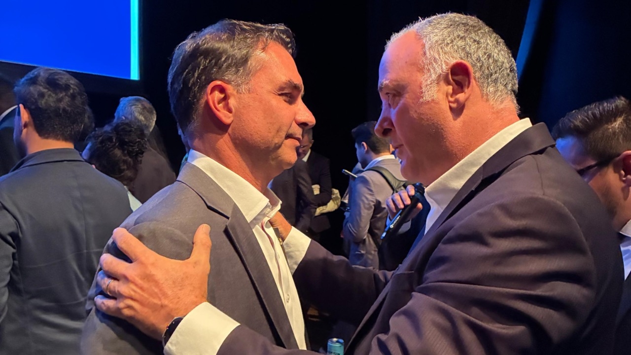 “Ao lado do próximo presidente do Brasil”, afirma Coronel Hélio ao lado de Flávio Bolsonaro em Brasília